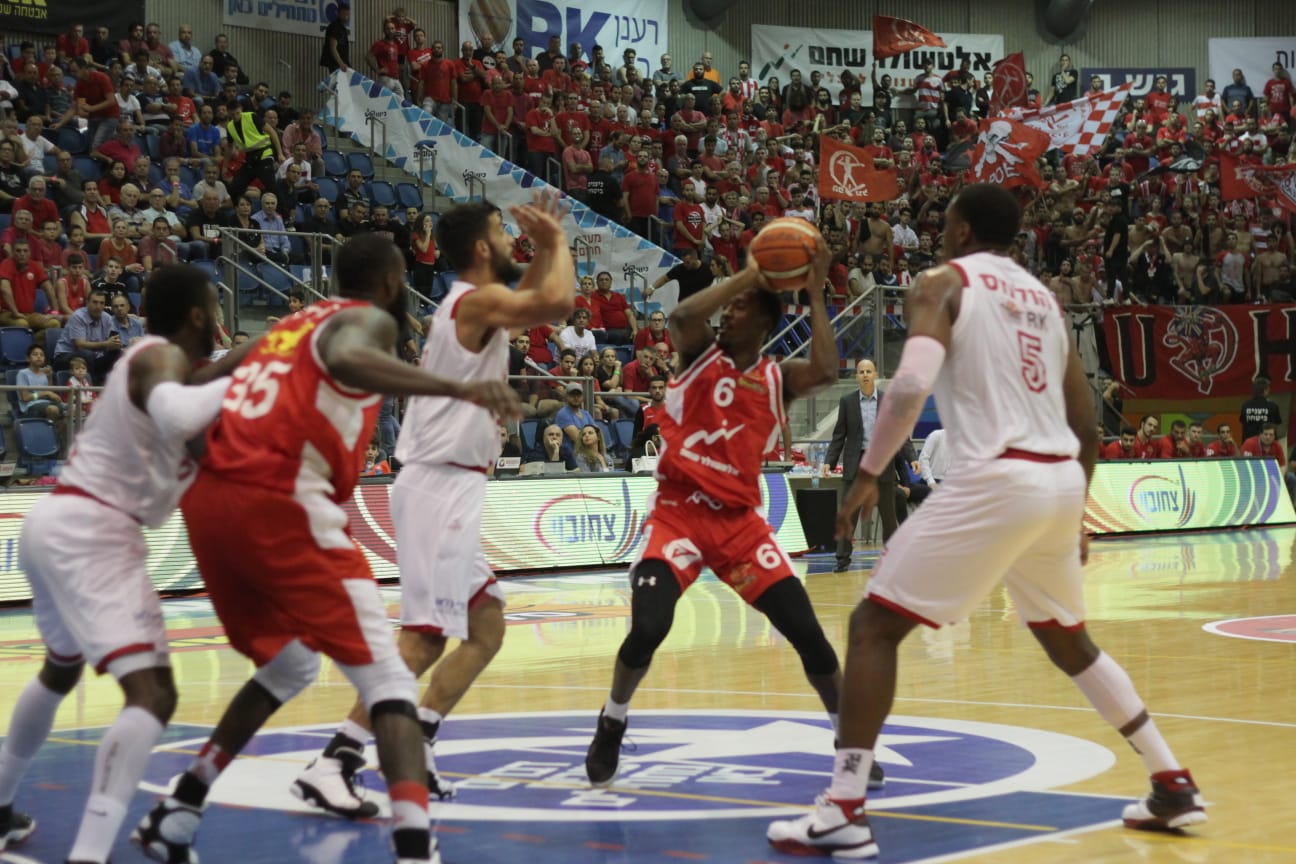 סמאג' כריסטון מנווט בין שחקני הפועל תל אביב. 21 נקודות (צילום: בן בודה)